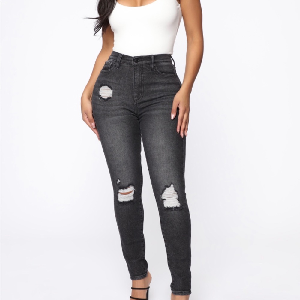DISTRESSED JEANS (FASHION NOVA)